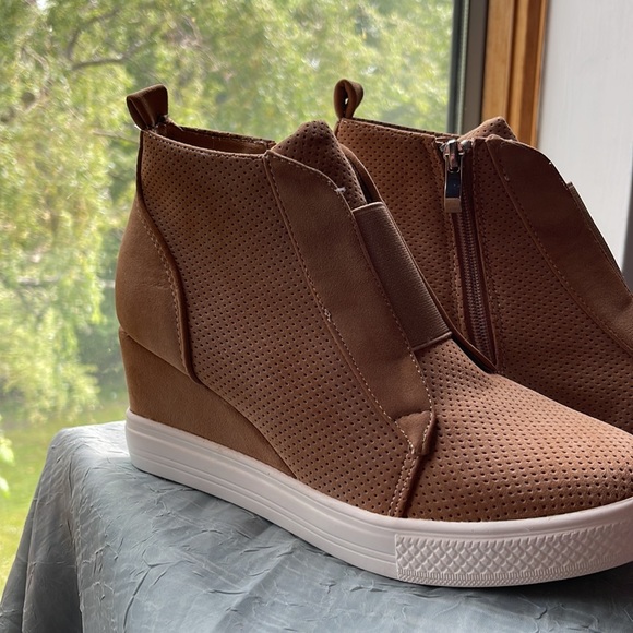 Tan Wedge Sneakers - Sz 8 - Picture 3 of 4